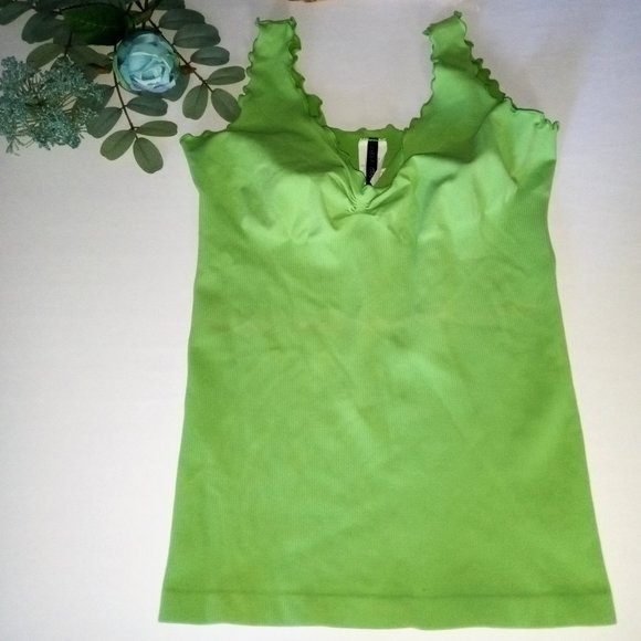 LAST CALL ~ Nwt Last Tango Women's Ribbed Scalloped Apple Green Stretch Tank S - Picture 1 of 7